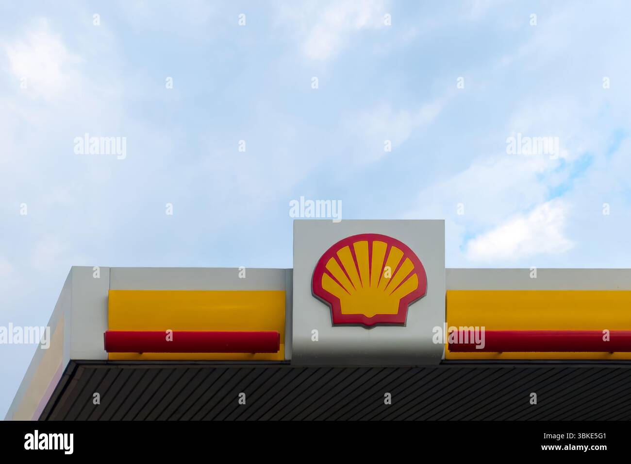 Ein Shell-Tankstellendach, aus einem niedrigen Winkel fotografiert. Stockfoto