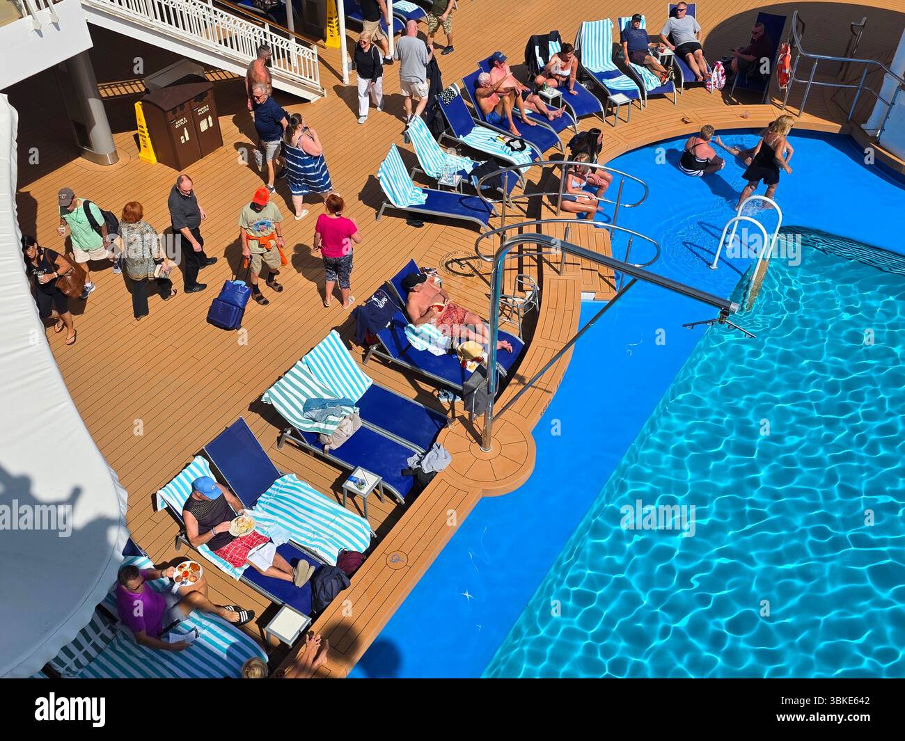 Aktivität auf dem Pooldeck des norwegischen Jewel Kreuzfahrtschiffs von Tampa FL Stockfoto Aktivität auf dem Pooldeck des norwegischen Jewel Kreuzfahrtschiffs von Tampa FL Stockfoto