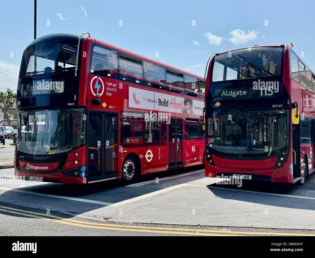 London Transport Busse vor dem Central Park in East Ham. Stockfoto