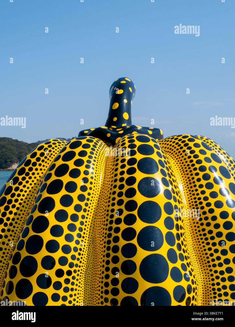 Yayoi Kusamas gelber Kürbis auf Naoshima Island Stockfoto