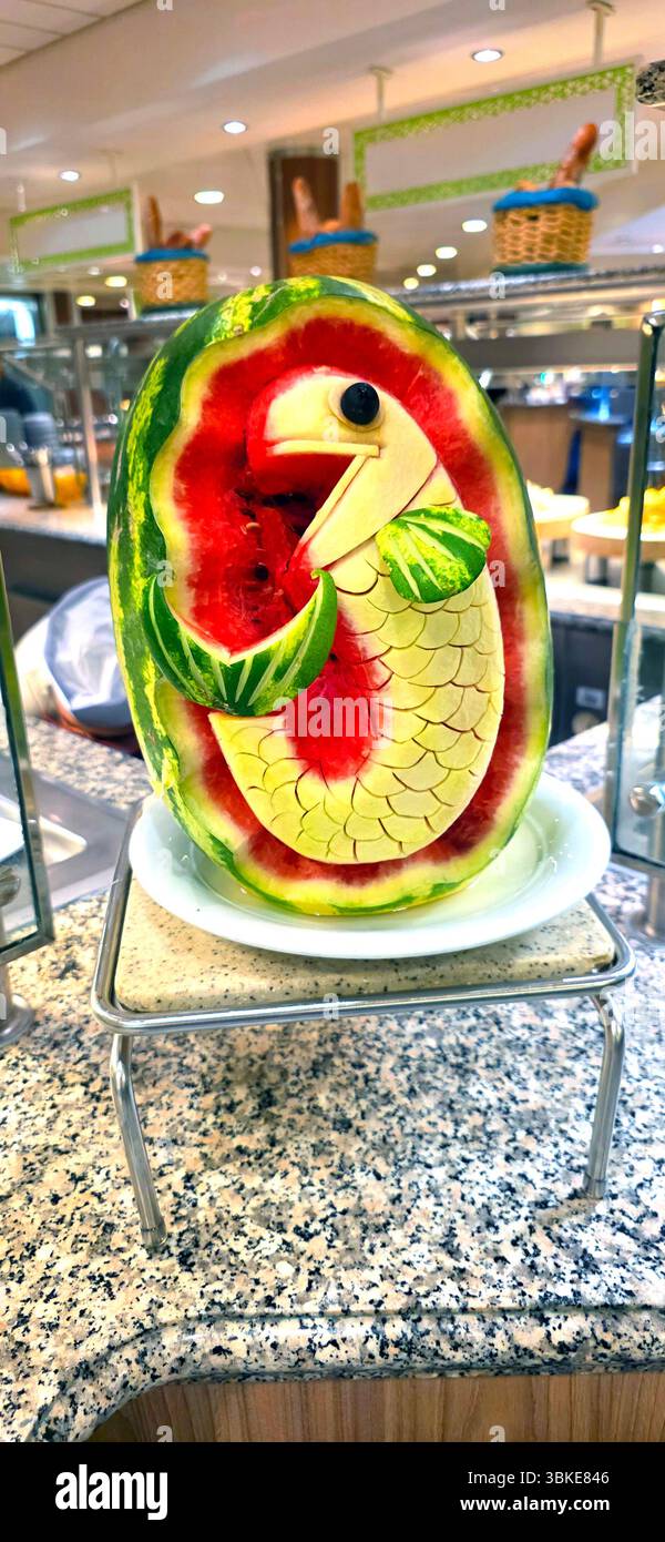 Dekorative Obstschnitzereien auf dem NCL Norwegian Jewel Cruise Schiff, das 03.29.25 gebaut wurde Stockfoto Dekorative Obstschnitzereien auf dem NCL Norwegian Jewel Cruise Schiff, das 03.29.25 gebaut wurde Stockfoto