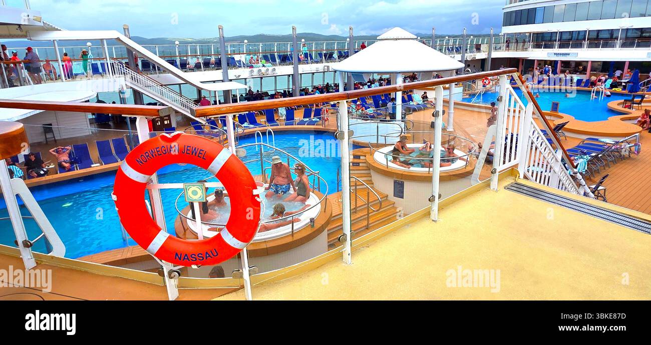 NCL Norwegian Jewel Cruise Ship in der Karibik wurde 03.29.2025 gegründet Stockfoto NCL Norwegian Jewel Cruise Ship in der Karibik wurde 03.29.2025 gegründet Stockfoto