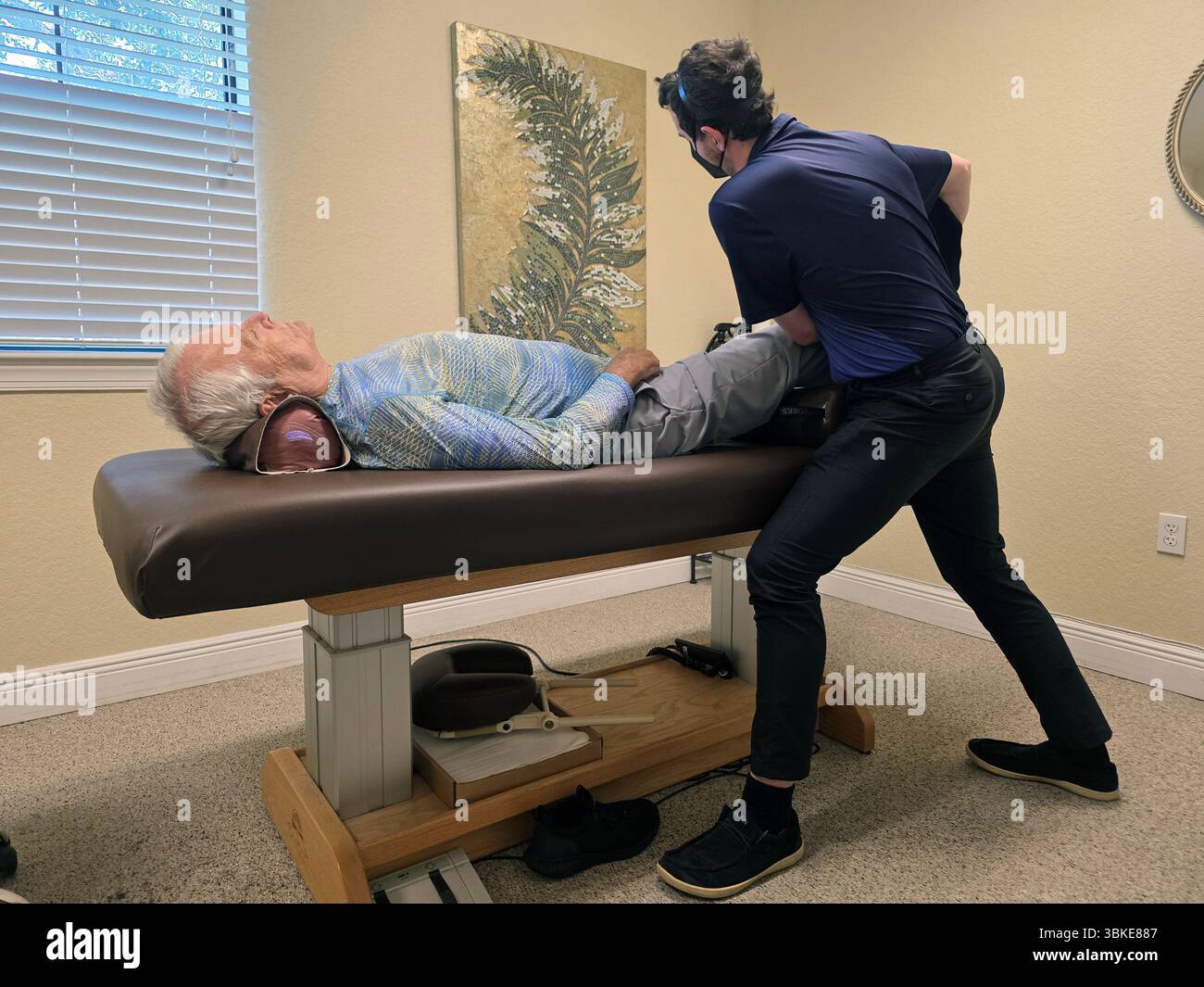 Chiropraktiker, die eine Myofaszientherapie anwenden, lindert diese Schmerzen, indem sie über einen längeren Zeitraum sanften Druck auf die Muskelkater ausüben. Venedig Fl Stockfoto