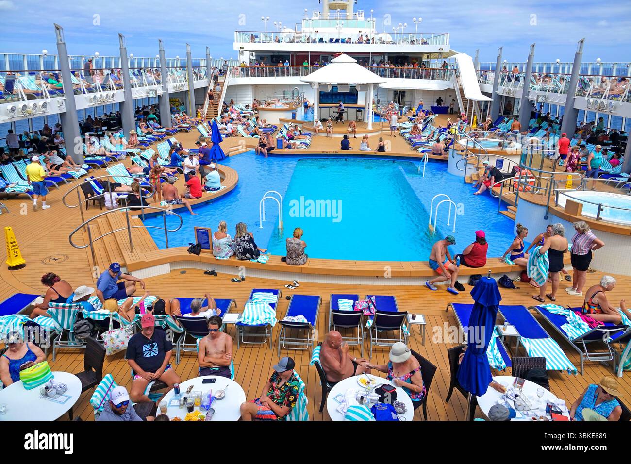 Aktivitäten auf dem Pooldeck auf dem NCL Norwegian Jewel Cruise Ship in der Karibik, das 03.29.2025 gebaut wurde Stockfoto Aktivitäten auf dem Pooldeck auf dem NCL Norwegian Jewel Cruise Ship in der Karibik, das 03.29.2025 gebaut wurde Stockfoto