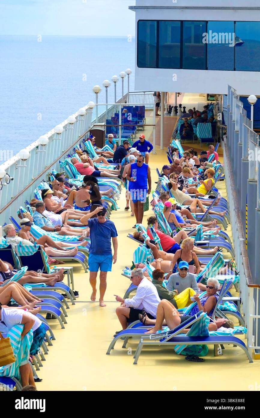 Aktivitäten auf dem Pooldeck auf dem NCL Norwegian Jewel Cruise Ship in der Karibik, das 03.29.2025 gebaut wurde Stockfoto Aktivitäten auf dem Pooldeck auf dem NCL Norwegian Jewel Cruise Ship in der Karibik, das 03.29.2025 gebaut wurde Stockfoto