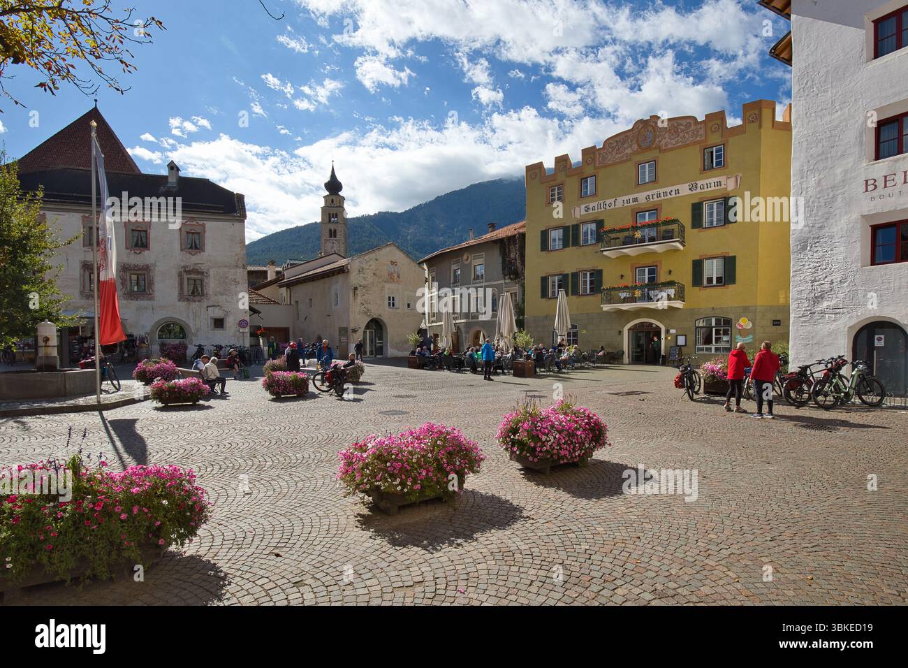 Italien, Südtirol, Glorenza - 30. September 2024: Blick auf den Stadtplatz mit den historischen Gebäuden. Stockfoto