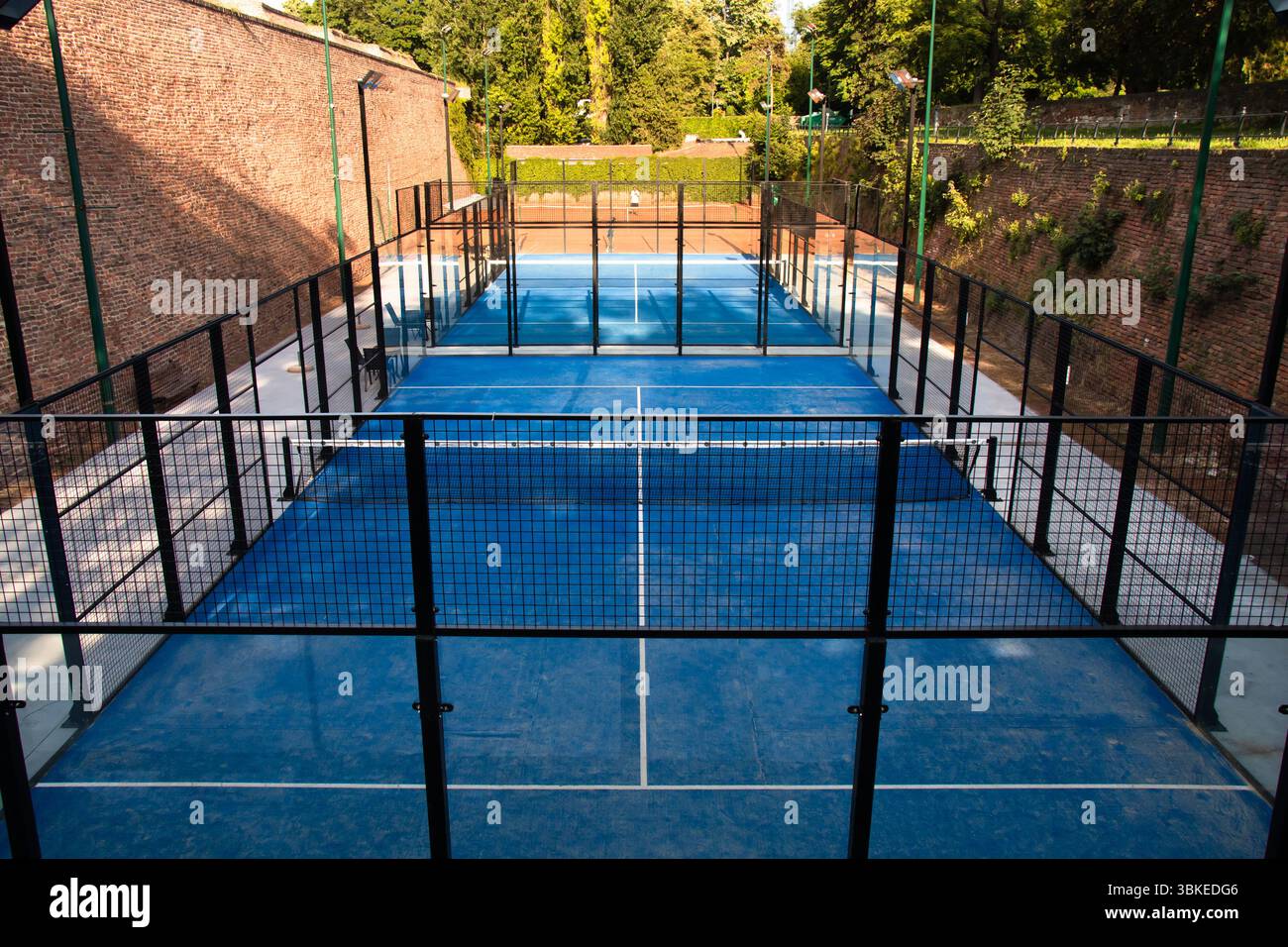Belgrad, Serbien - 3. Juni 2025: Paddelpaddel- und Tennisplätze im Freien mit Glaszaun im Festungspark Kalemegdan, Hochwinkelblick Stockfoto