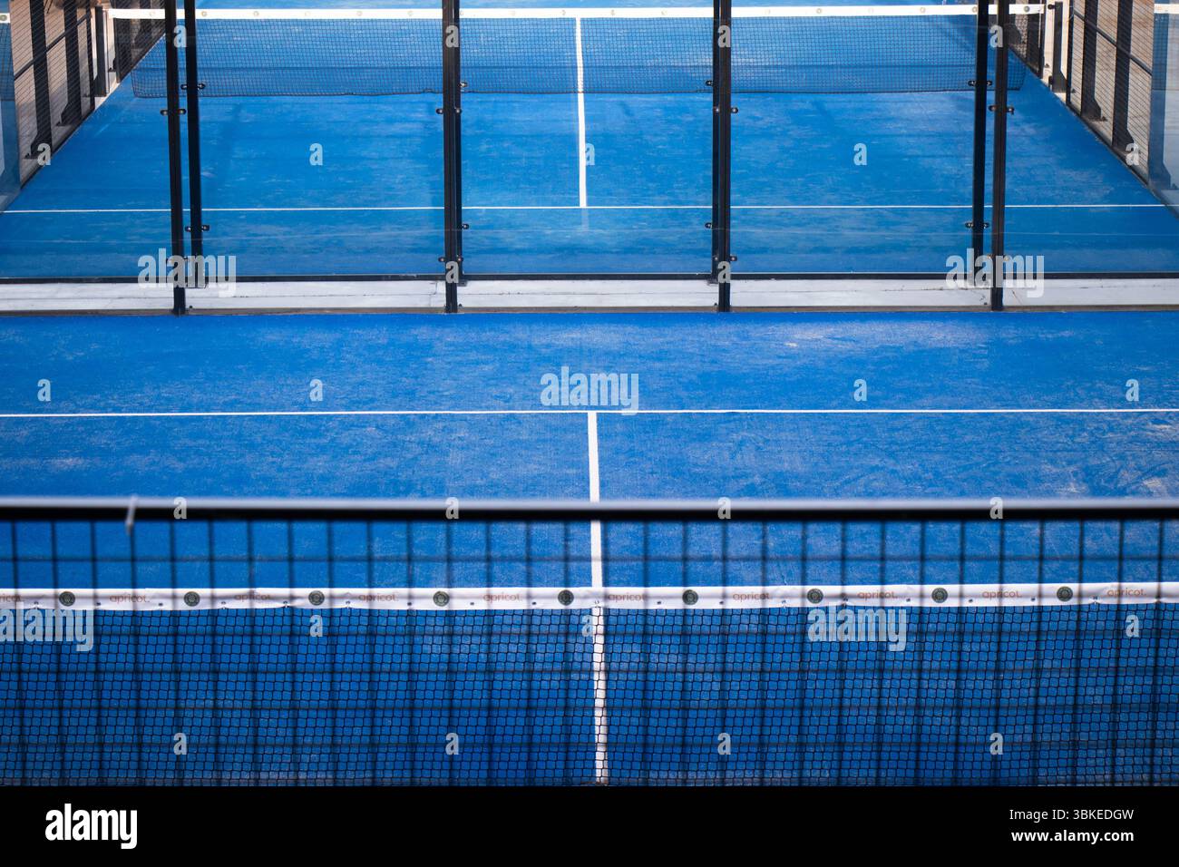 Belgrad, Serbien - 3. Juni 2025: Blaue Padel-Paddle-Tennisplätze im Freien mit Glaszaun im Kalemegdan-Festungspark, Detail, Hochwinkelblick Stockfoto