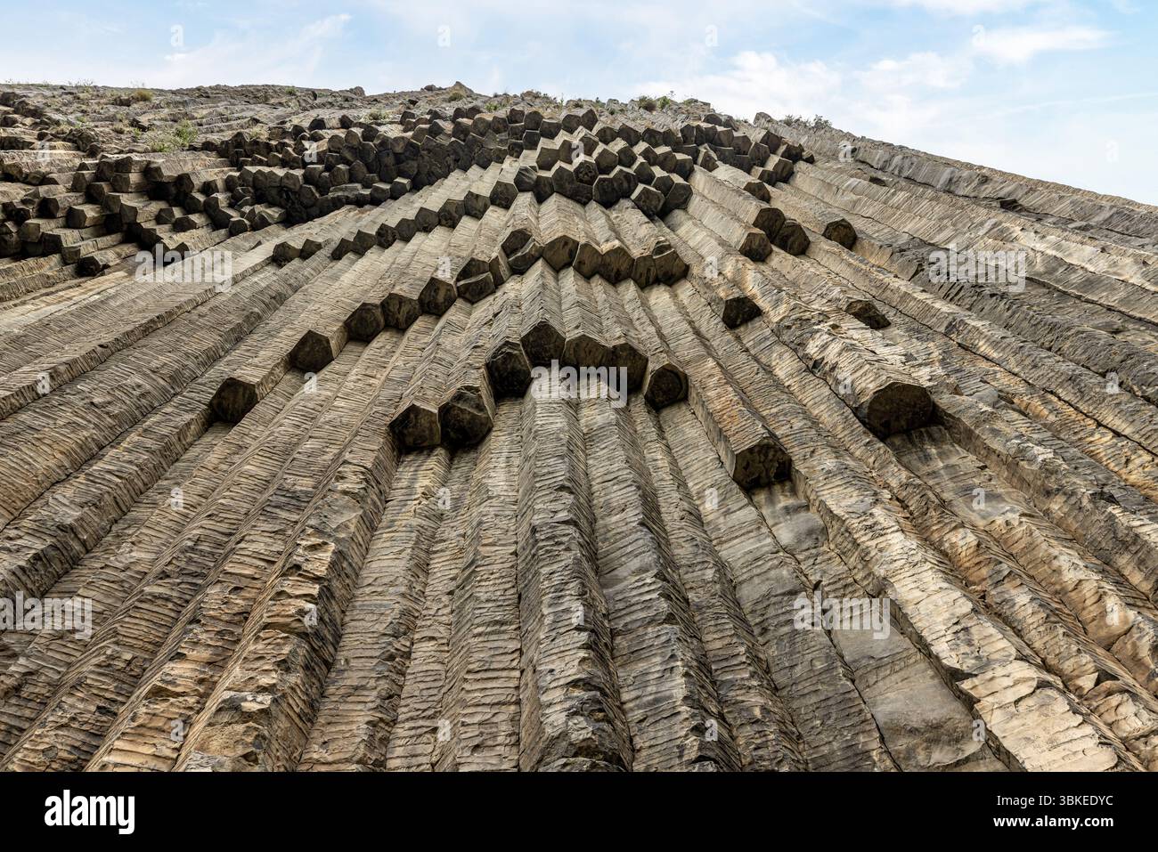 Die Symphonie der Steine in der Garni-Schlucht zeigt bemerkenswerte Basaltsäulen, ein Zeugnis der vulkanischen und geologischen Geschichte Armeniens. Stockfoto