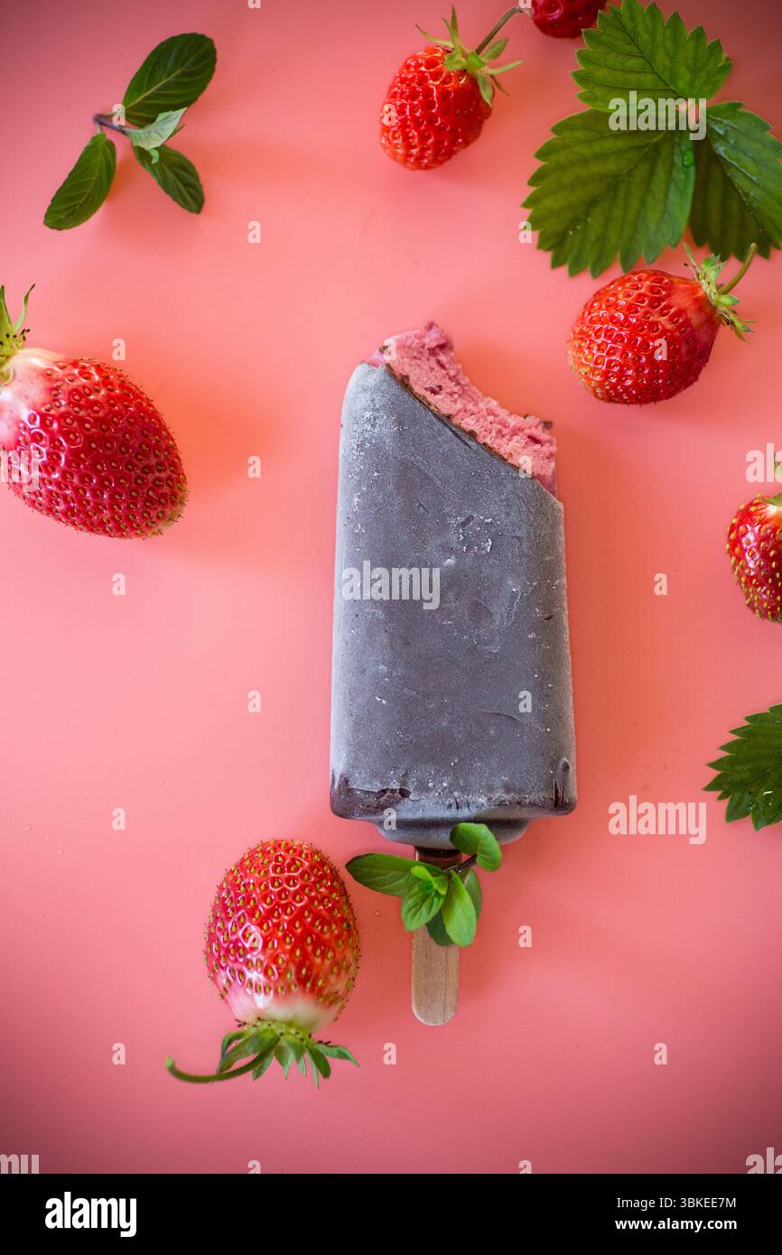 Erfrischendes Eis mit Erdbeeren und Minzblättern. Stockfoto