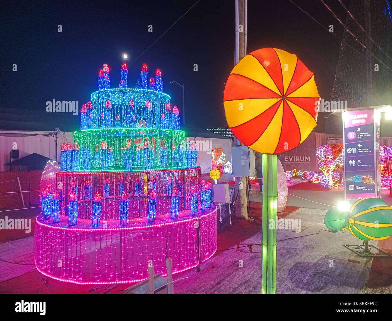 Toronto, ON, Kanada – 18. Oktober 2024: Die massiven Illumi-Lichtstatuen und -Installationen werden auf dem Lichtfestival in Toronto vorgestellt. Stockfoto Toronto, ON, Kanada – 18. Oktober 2024: Die massiven Illumi-Lichtstatuen und -Installationen werden auf dem Lichtfestival in Toronto vorgestellt. Stockfoto