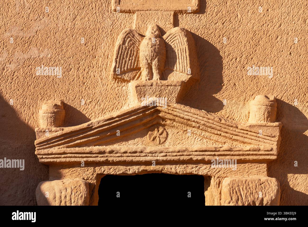 Jabal AlBanat, ein Sandsteinberg mit den antiken Ruinen der Gräber von Qasr Al-Bint in Hegra, Alula, archäologische Wunder in Saudi-Arabien Stockfoto