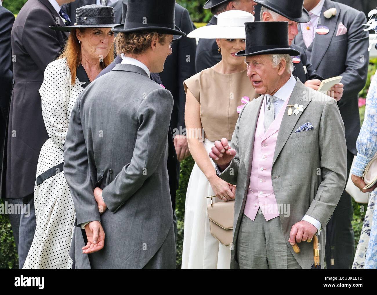 Ascot, Berkshire, Großbritannien. Juni 2025. König Charles und Königin Camilla vermischen sich den Paradering, Zara Tindall, Sarah Ferguson, die Herzogin von York und Prinzessin Eugenie sind ebenfalls anwesend. Rennfahrer genießen die wunderschöne Sonne am 4. Tag von Royal Ascot auf der Ascot Racecourse in Berkshire. Quelle: Imageplotter/Alamy Live News Stockfoto