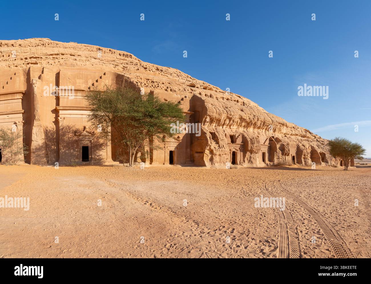 Jabal AlBanat, ein Sandsteinberg mit den antiken Ruinen der Gräber von Qasr Al-Bint in Hegra, Alula, archäologische Wunder in Saudi-Arabien Stockfoto
