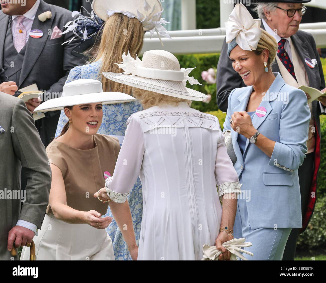 Ascot, Berkshire, Großbritannien. Juni 2025. Prinzessin Eugenie verführt sich für Königin Camilla. König Charles und Königin Camilla vermischen sich den Paradering, Zara Tindall, Sarah Ferguson, die Herzogin von York und Prinzessin Eugenie sind ebenfalls anwesend. Rennfahrer genießen die wunderschöne Sonne am 4. Tag von Royal Ascot auf der Ascot Racecourse in Berkshire. Quelle: Imageplotter/Alamy Live News Stockfoto