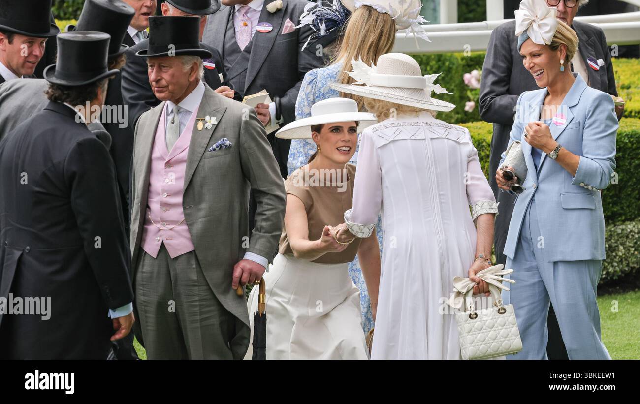 Ascot, Berkshire, Großbritannien. Juni 2025. Prinzessin Eugenie verführt sich für Königin Camilla. König Charles und Königin Camilla vermischen sich den Paradering, Zara Tindall, Sarah Ferguson, die Herzogin von York und Prinzessin Eugenie sind ebenfalls anwesend. Rennfahrer genießen die wunderschöne Sonne am 4. Tag von Royal Ascot auf der Ascot Racecourse in Berkshire. Quelle: Imageplotter/Alamy Live News Stockfoto