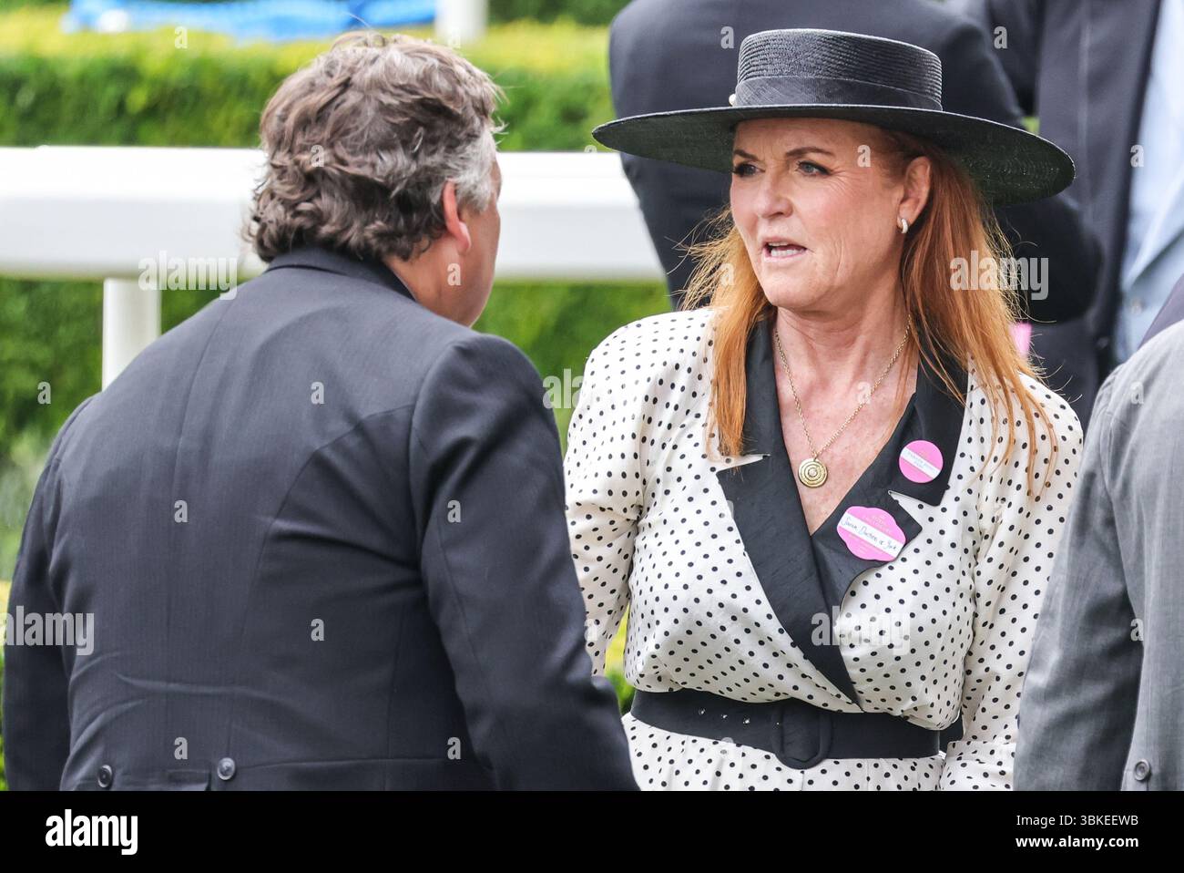 Ascot, Berkshire, Großbritannien. Juni 2025. Sarah, die Herzogin von York auf dem Paradegelände. Rennfahrer genießen die wunderschöne Sonne am 4. Tag von Royal Ascot auf der Ascot Racecourse in Berkshire. Quelle: Imageplotter/Alamy Live News Stockfoto