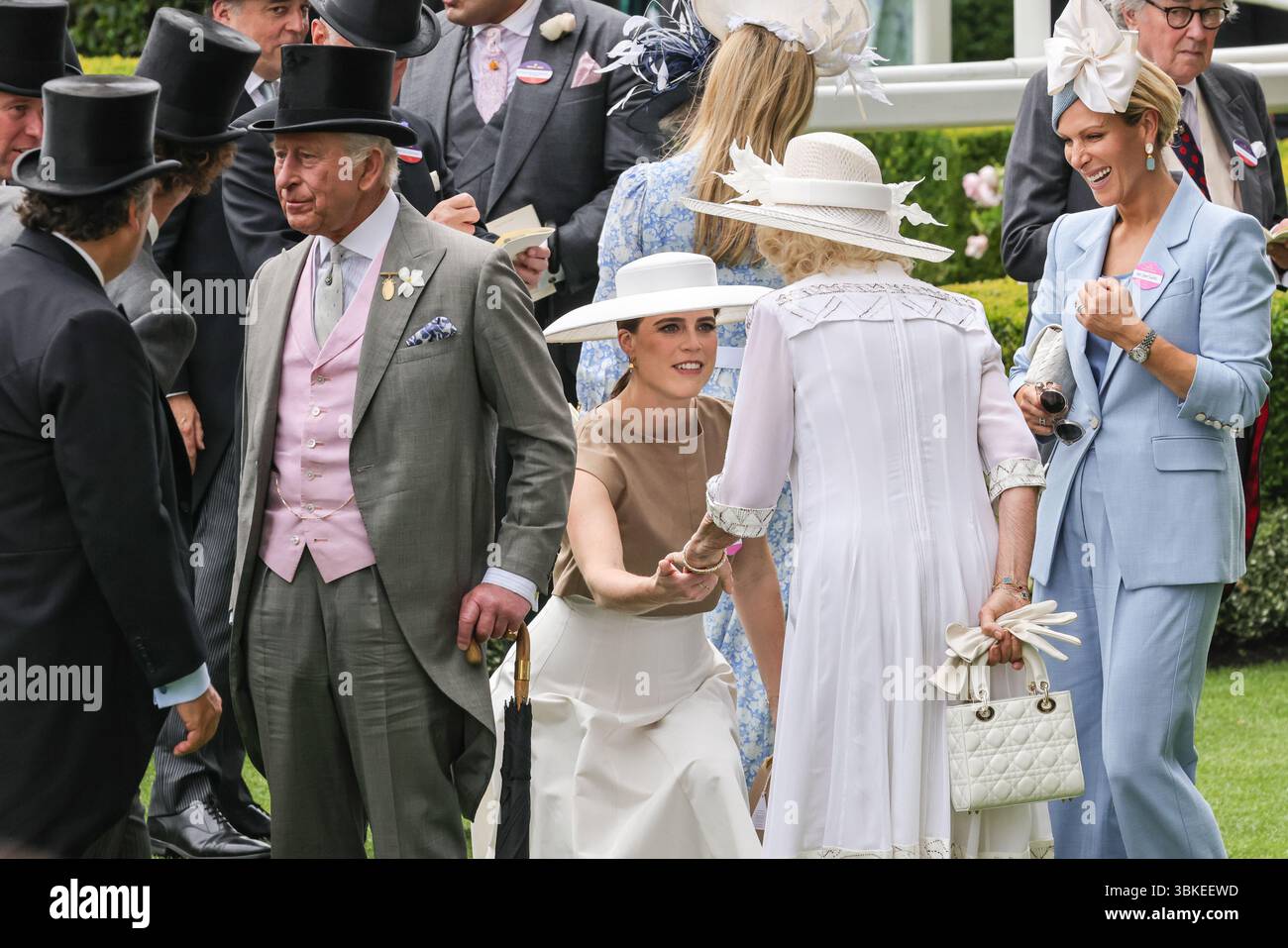 Ascot, Berkshire, Großbritannien. Juni 2025. Prinzessin Eugenie verführt sich für Königin Camilla. König Charles und Königin Camilla vermischen sich den Paradering, Zara Tindall, Sarah Ferguson, die Herzogin von York und Prinzessin Eugenie sind ebenfalls anwesend. Rennfahrer genießen die wunderschöne Sonne am 4. Tag von Royal Ascot auf der Ascot Racecourse in Berkshire. Quelle: Imageplotter/Alamy Live News Stockfoto