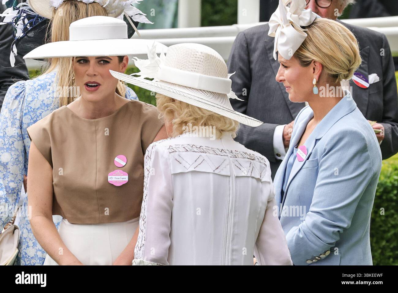 Ascot, Berkshire, Großbritannien. Juni 2025. Prinzessin Eugenie, Königin Camilla und Zara Tindall. König Charles und Königin Camilla vermischen sich den Paradering, Zara Tindall, Sarah Ferguson, die Herzogin von York und Prinzessin Eugenie sind ebenfalls anwesend. Rennfahrer genießen die wunderschöne Sonne am 4. Tag von Royal Ascot auf der Ascot Racecourse in Berkshire. Quelle: Imageplotter/Alamy Live News Stockfoto