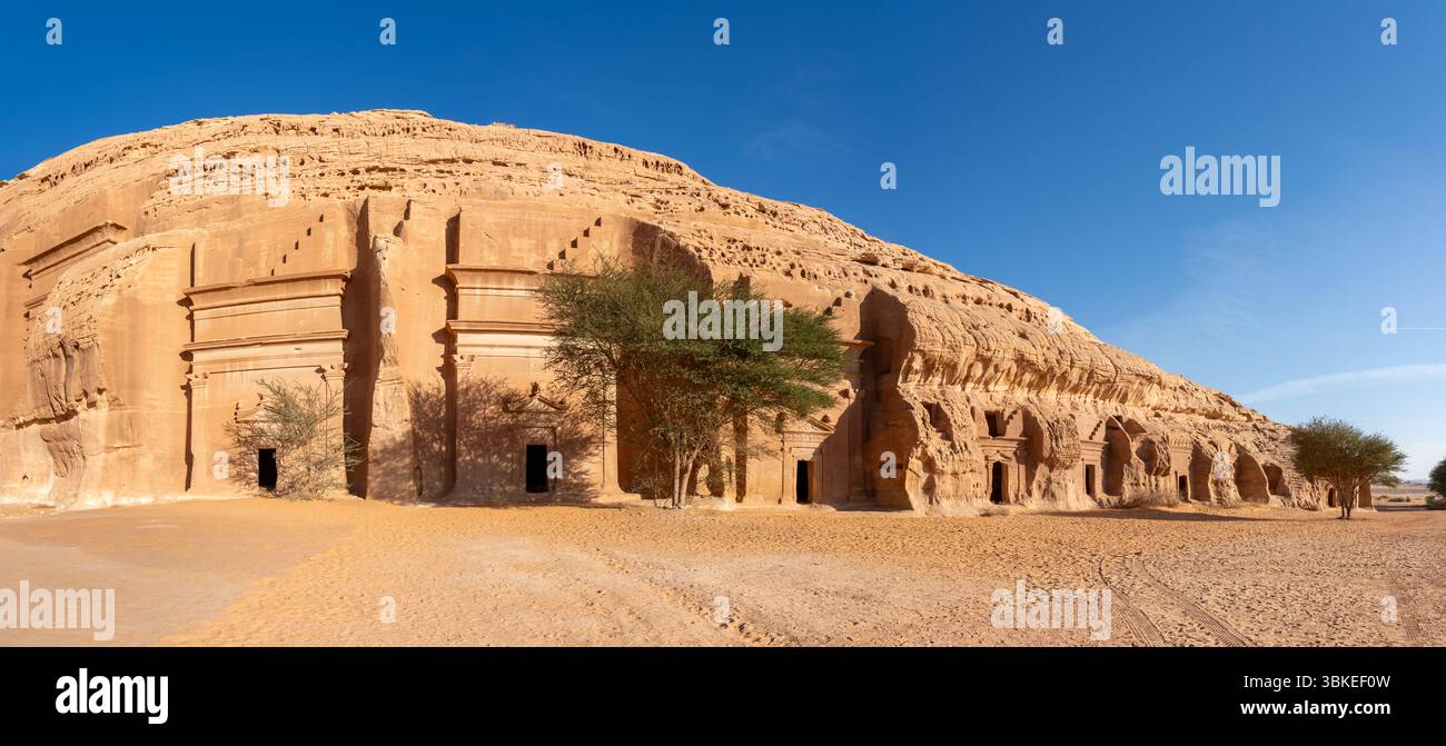 Jabal AlBanat, ein Sandsteinberg mit den antiken Ruinen der Gräber von Qasr Al-Bint in Hegra, Alula, archäologische Wunder in Saudi-Arabien Stockfoto