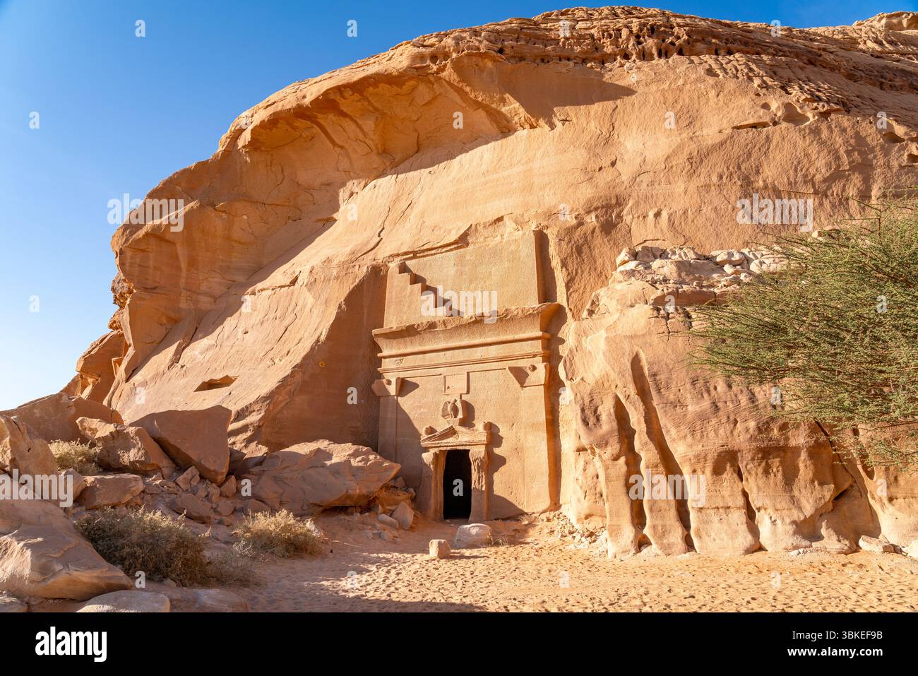 Jabal AlBanat, ein Sandsteinberg mit den antiken Ruinen der Gräber von Qasr Al-Bint in Hegra, Alula, archäologische Wunder in Saudi-Arabien Stockfoto