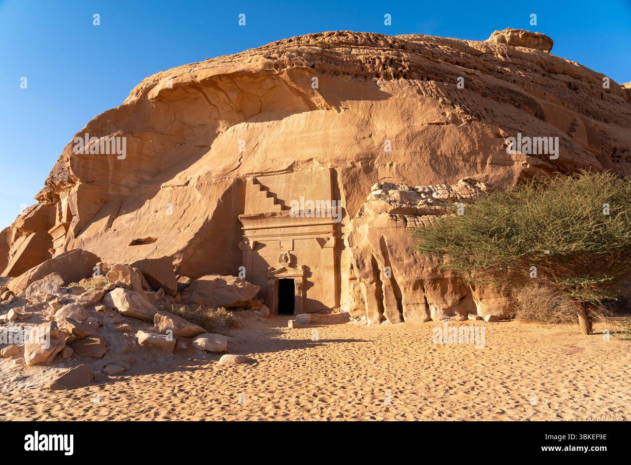 Jabal AlBanat, ein Sandsteinberg mit den antiken Ruinen der Gräber von Qasr Al-Bint in Hegra, Alula, archäologische Wunder in Saudi-Arabien Stockfoto