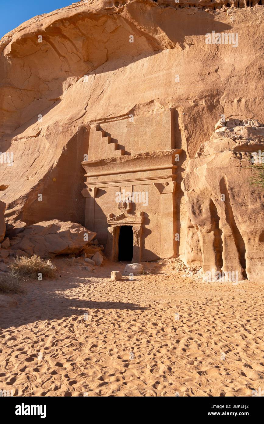 Jabal AlBanat, ein Sandsteinberg mit den antiken Ruinen der Gräber von Qasr Al-Bint in Hegra, Alula, archäologische Wunder in Saudi-Arabien Stockfoto