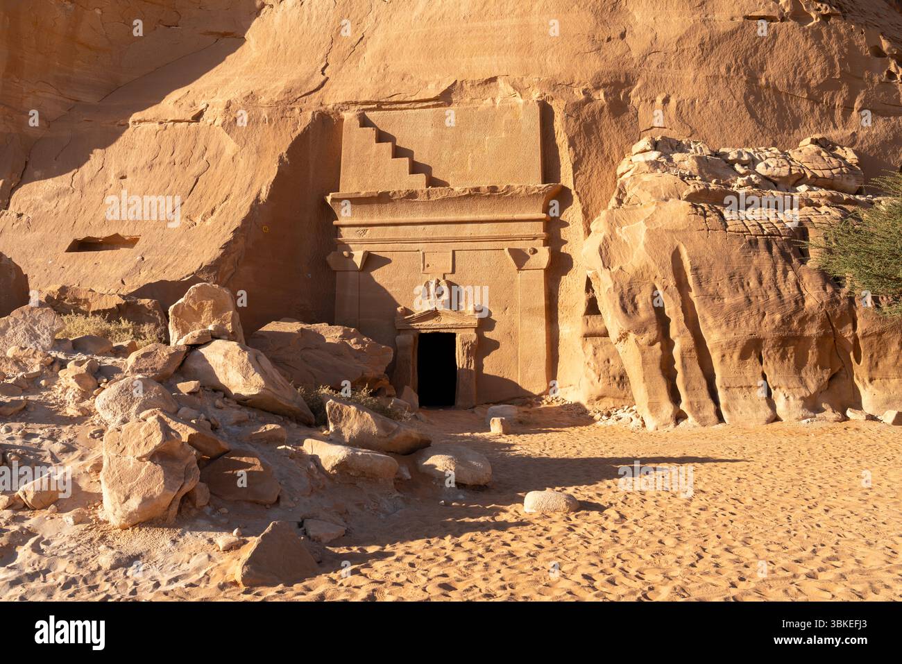 Jabal AlBanat, ein Sandsteinberg mit den antiken Ruinen der Gräber von Qasr Al-Bint in Hegra, Alula, archäologische Wunder in Saudi-Arabien Stockfoto