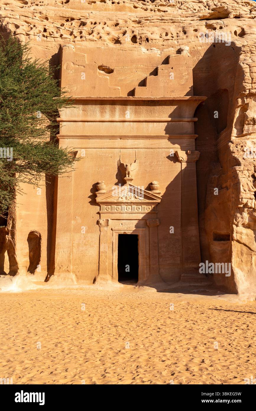 Jabal AlBanat, ein Sandsteinberg mit den antiken Ruinen der Gräber von Qasr Al-Bint in Hegra, Alula, archäologische Wunder in Saudi-Arabien Stockfoto