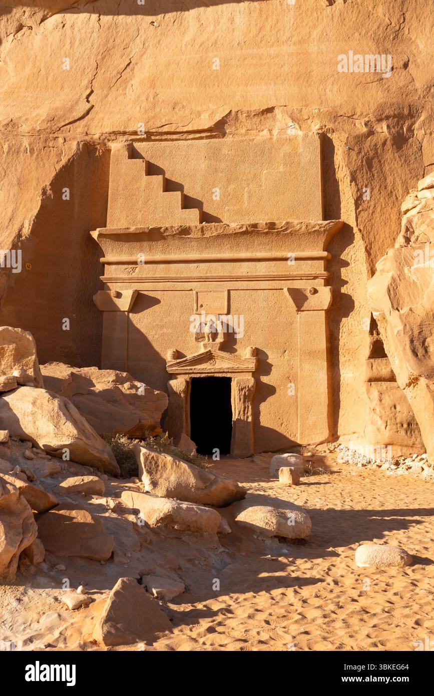 Jabal AlBanat, ein Sandsteinberg mit den antiken Ruinen der Gräber von Qasr Al-Bint in Hegra, Alula, archäologische Wunder in Saudi-Arabien Stockfoto