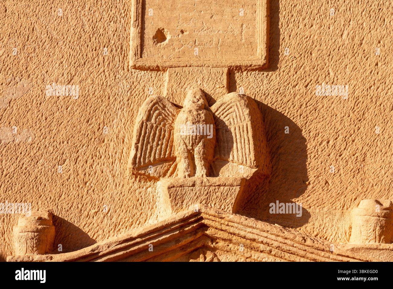 Jabal AlBanat, ein Sandsteinberg mit den antiken Ruinen der Gräber von Qasr Al-Bint in Hegra, Alula, archäologische Wunder in Saudi-Arabien Stockfoto