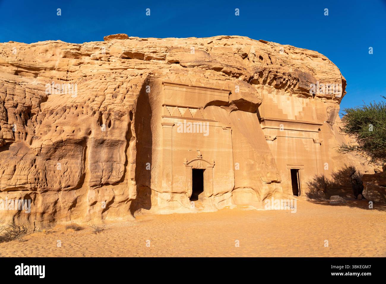 Jabal AlBanat, ein Sandsteinberg mit den antiken Ruinen der Gräber von Qasr Al-Bint in Hegra, Alula, archäologische Wunder in Saudi-Arabien Stockfoto
