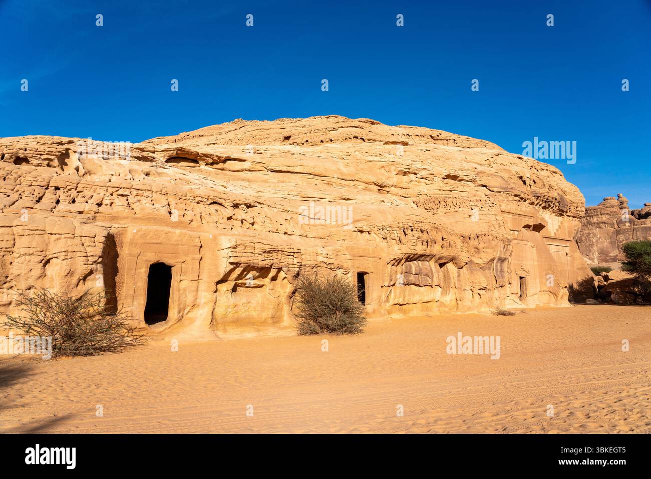 Jabal AlBanat, ein Sandsteinberg mit den antiken Ruinen der Gräber von Qasr Al-Bint in Hegra, Alula, archäologische Wunder in Saudi-Arabien Stockfoto