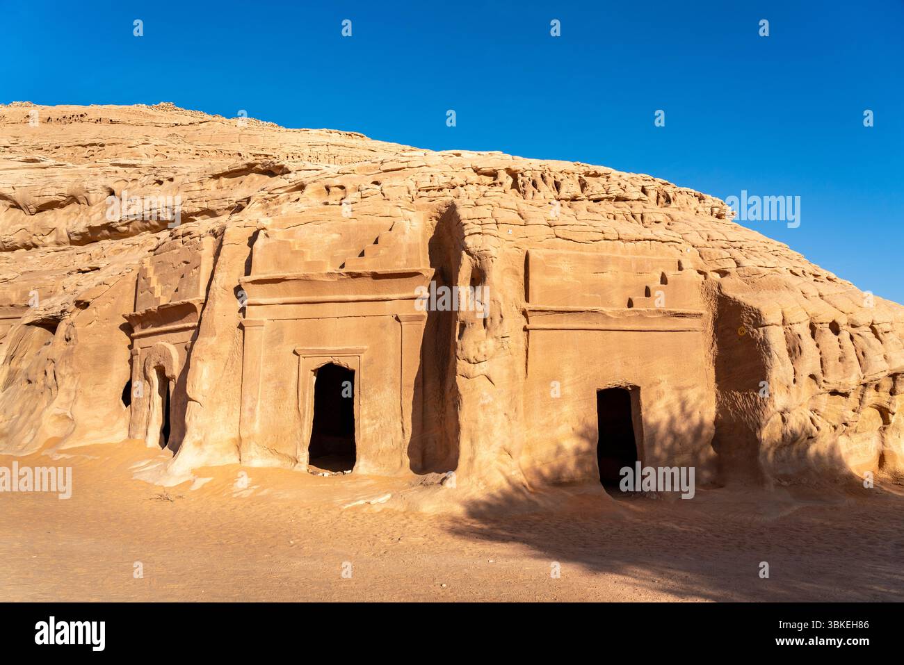 Jabal AlBanat, ein Sandsteinberg mit den antiken Ruinen der Gräber von Qasr Al-Bint in Hegra, Alula, archäologische Wunder in Saudi-Arabien Stockfoto