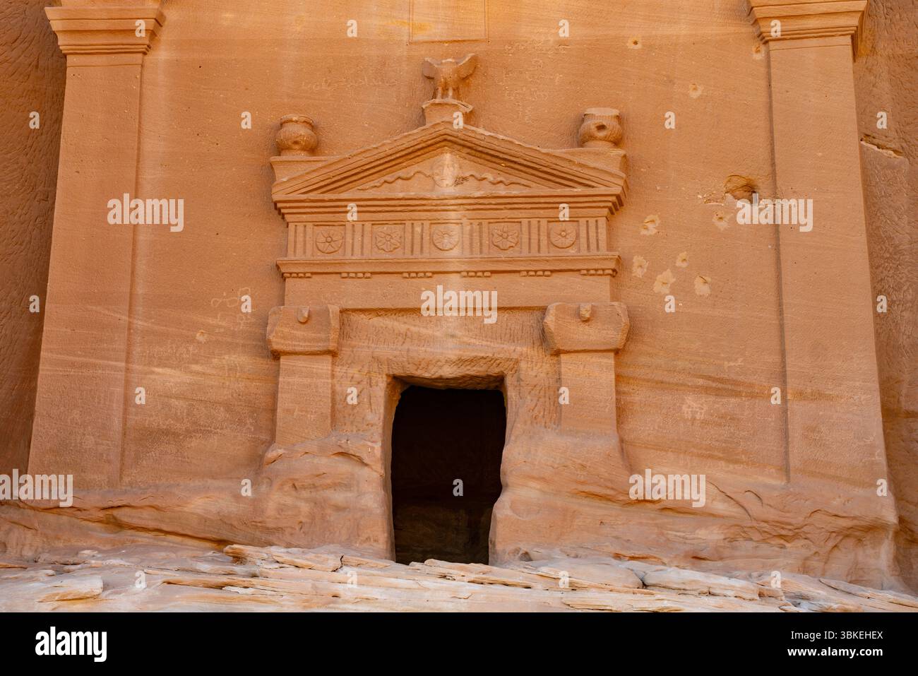 Jabal AlBanat, ein Sandsteinberg mit den antiken Ruinen der Gräber von Qasr Al-Bint in Hegra, Alula, archäologische Wunder in Saudi-Arabien Stockfoto