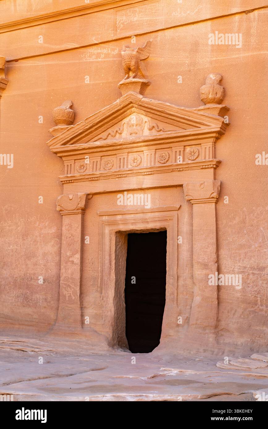 Jabal AlBanat, ein Sandsteinberg mit den antiken Ruinen der Gräber von Qasr Al-Bint in Hegra, Alula, archäologische Wunder in Saudi-Arabien Stockfoto