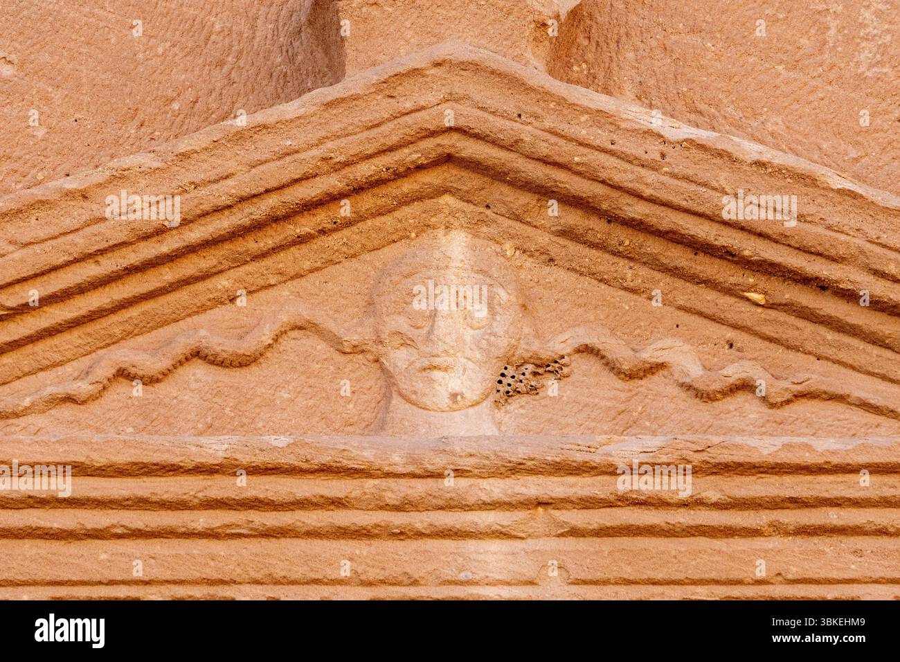 Jabal AlBanat, ein Sandsteinberg mit den antiken Ruinen der Gräber von Qasr Al-Bint in Hegra, Alula, archäologische Wunder in Saudi-Arabien Stockfoto