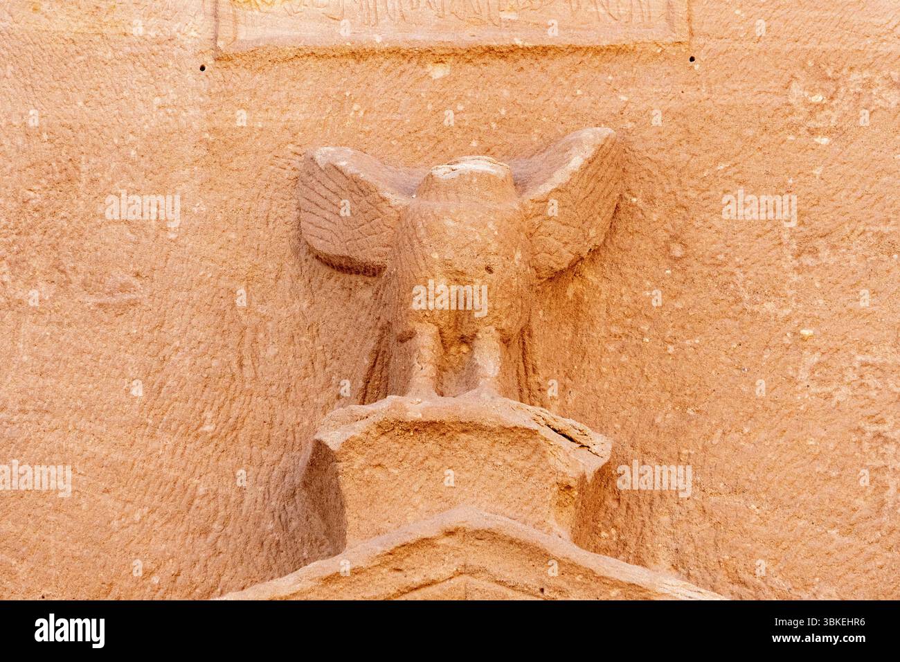 Jabal AlBanat, ein Sandsteinberg mit den antiken Ruinen der Gräber von Qasr Al-Bint in Hegra, Alula, archäologische Wunder in Saudi-Arabien Stockfoto
