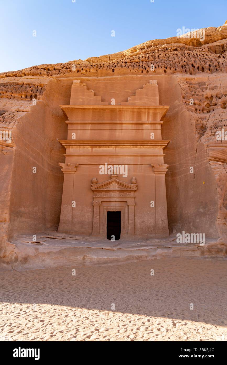 Jabal AlBanat, ein Sandsteinberg mit den antiken Ruinen der Gräber von Qasr Al-Bint in Hegra, Alula, archäologische Wunder in Saudi-Arabien Stockfoto