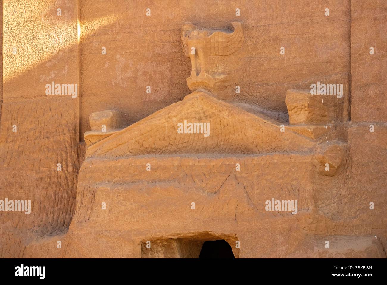 Jabal AlBanat, ein Sandsteinberg mit den antiken Ruinen der Gräber von Qasr Al-Bint in Hegra, Alula, archäologische Wunder in Saudi-Arabien Stockfoto