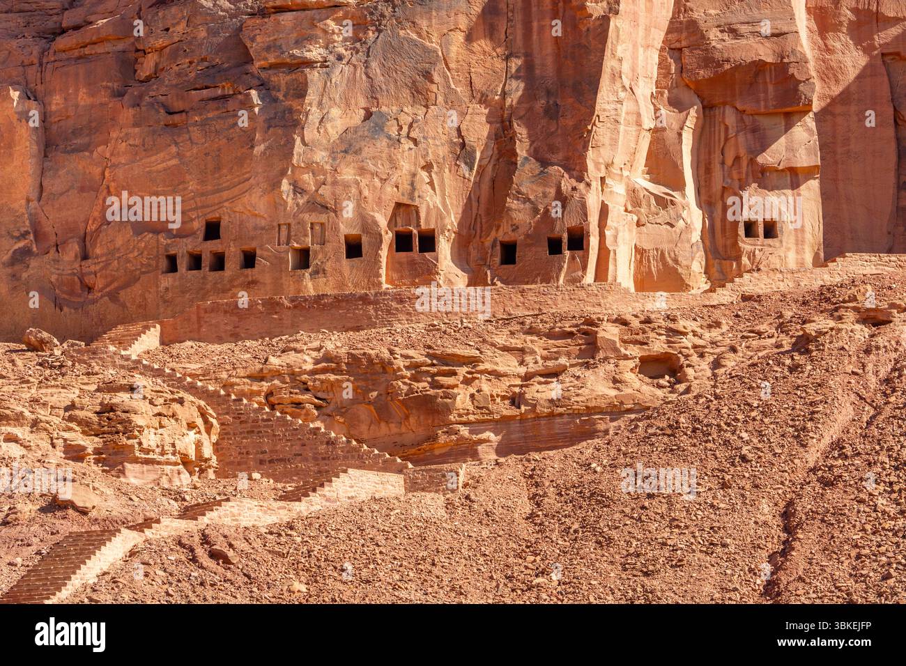 Die erstaunlichen antiken Ruinen von Gräbern, die in den Felsen gehauen wurden, in Dadan archäologische Stätte, Erbe der historischen verlorenen Zivilisation, in Alula, Saudi-Arabien Stockfoto