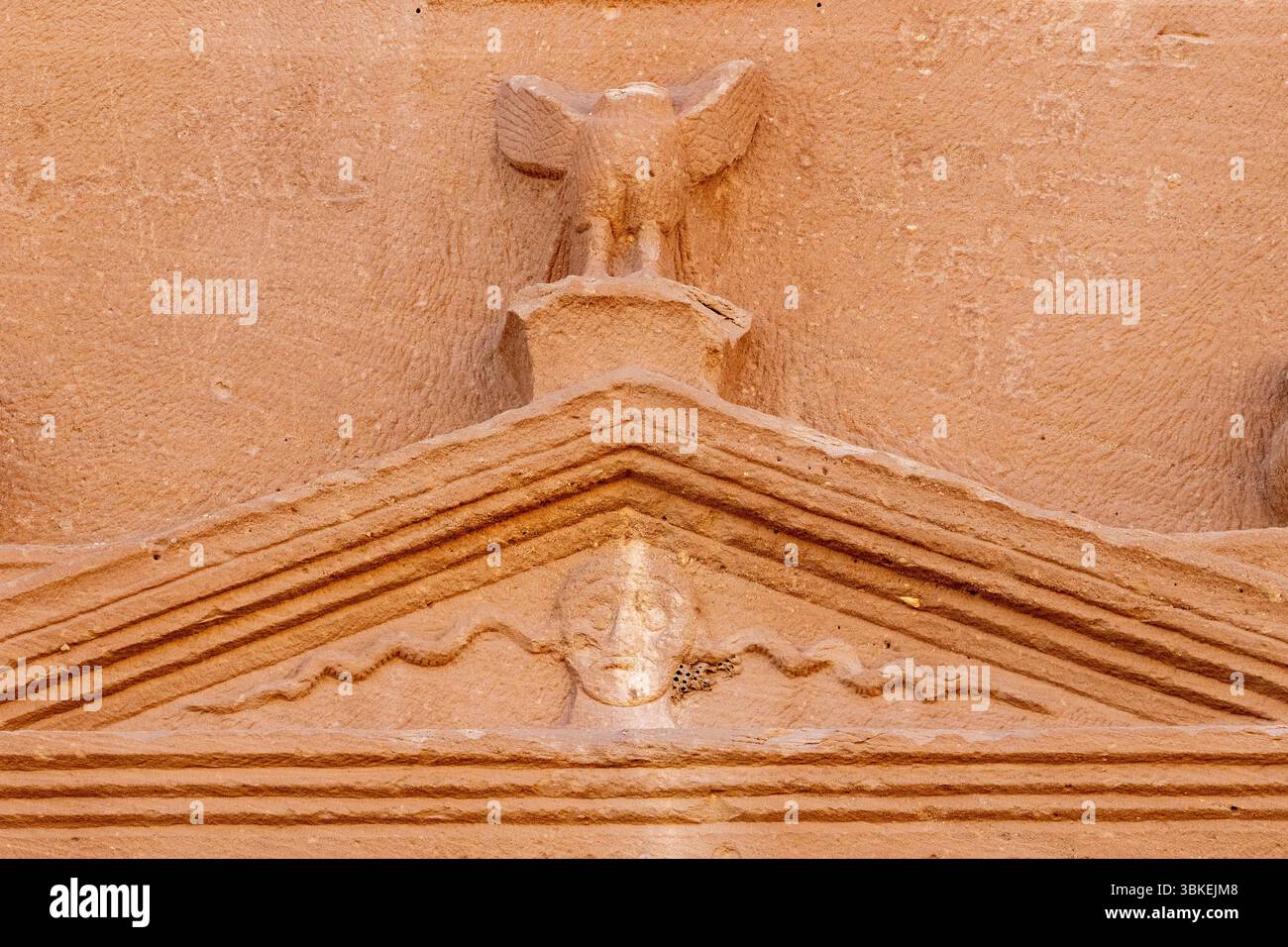 Jabal AlBanat, ein Sandsteinberg mit den antiken Ruinen der Gräber von Qasr Al-Bint in Hegra, Alula, archäologische Wunder in Saudi-Arabien Stockfoto