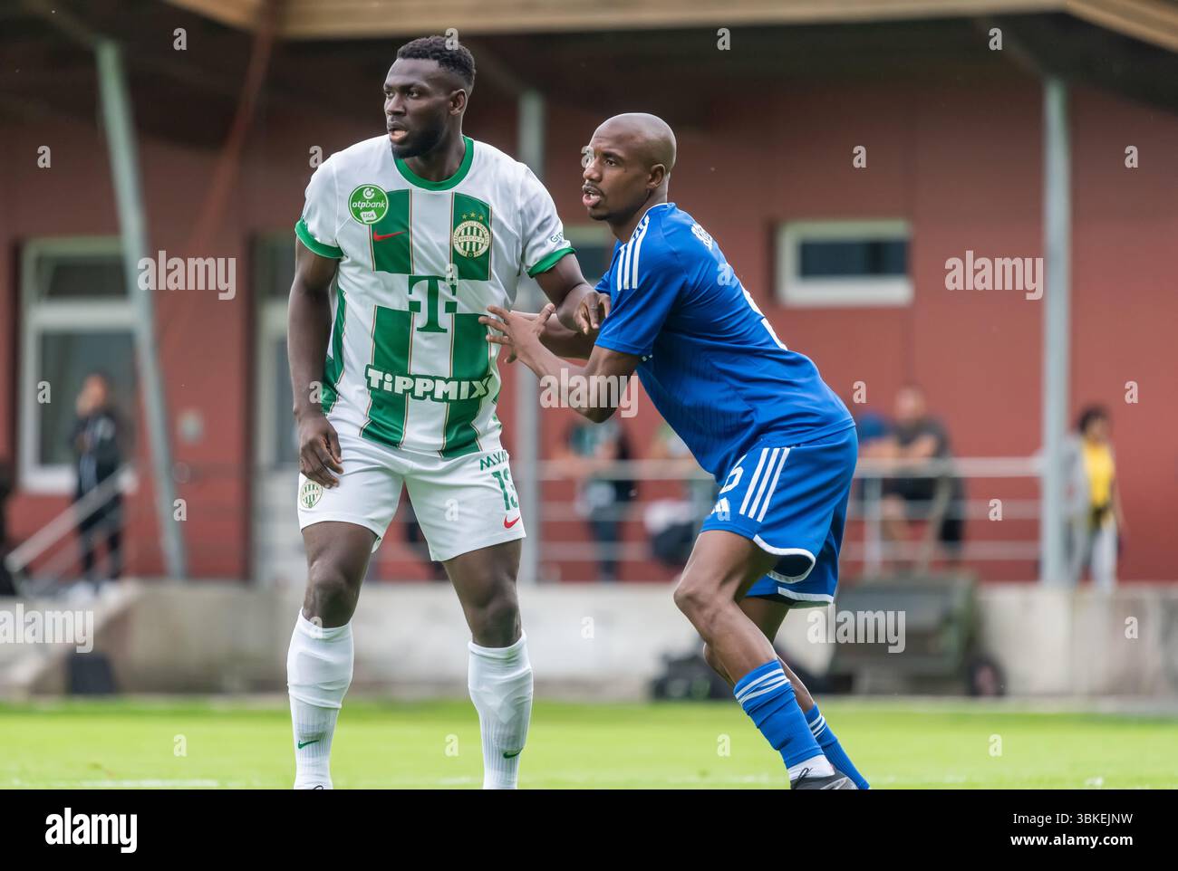 Kirchdorf-in-Tirol, Österreich – 27. Juni 2023. Der Qarabag-Mittelfeldspieler Julio Romao und Ferencvaros-Mittelfeldspieler Anderson Esiti während eines internationalen Vereinsfreundes Stockfoto