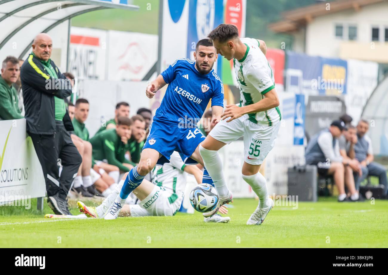 Kirchdorf-in-Tirol, Österreich – 27. Juni 2023. Qarabag-Verteidiger Elvin Jafarguliyev und Ferencvaros-Mittelfeldspieler Balint Katona während des internationalen Vereins fr Stockfoto