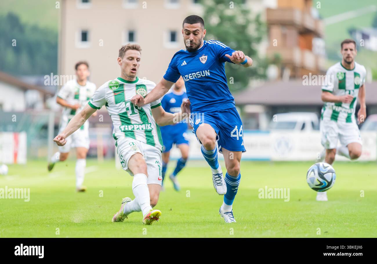 Kirchdorf-in-Tirol, Österreich – 27. Juni 2023. Qarabag-Verteidiger Elvin Jafarguliyev und Ferencvaros-Mittelfeldspieler Kristoffer Zachariassen während der Internierung Stockfoto