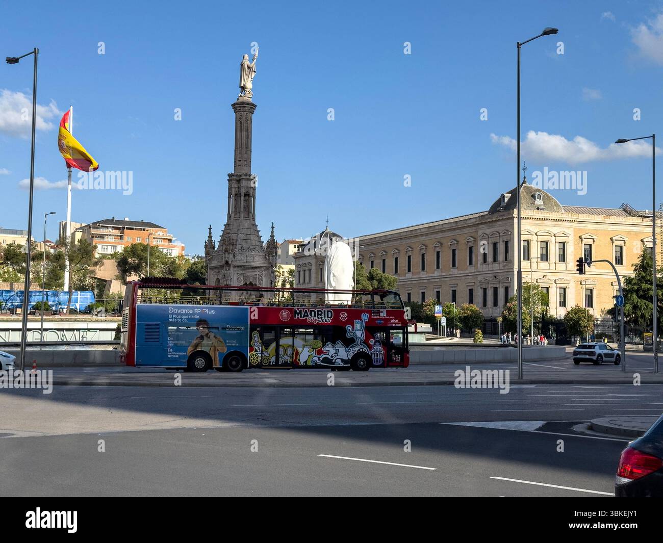 Plaza de Colón mit einem Madrid City Tour Doppeldeckerbus, Chamberi, Madrid, Spanien Stockfoto