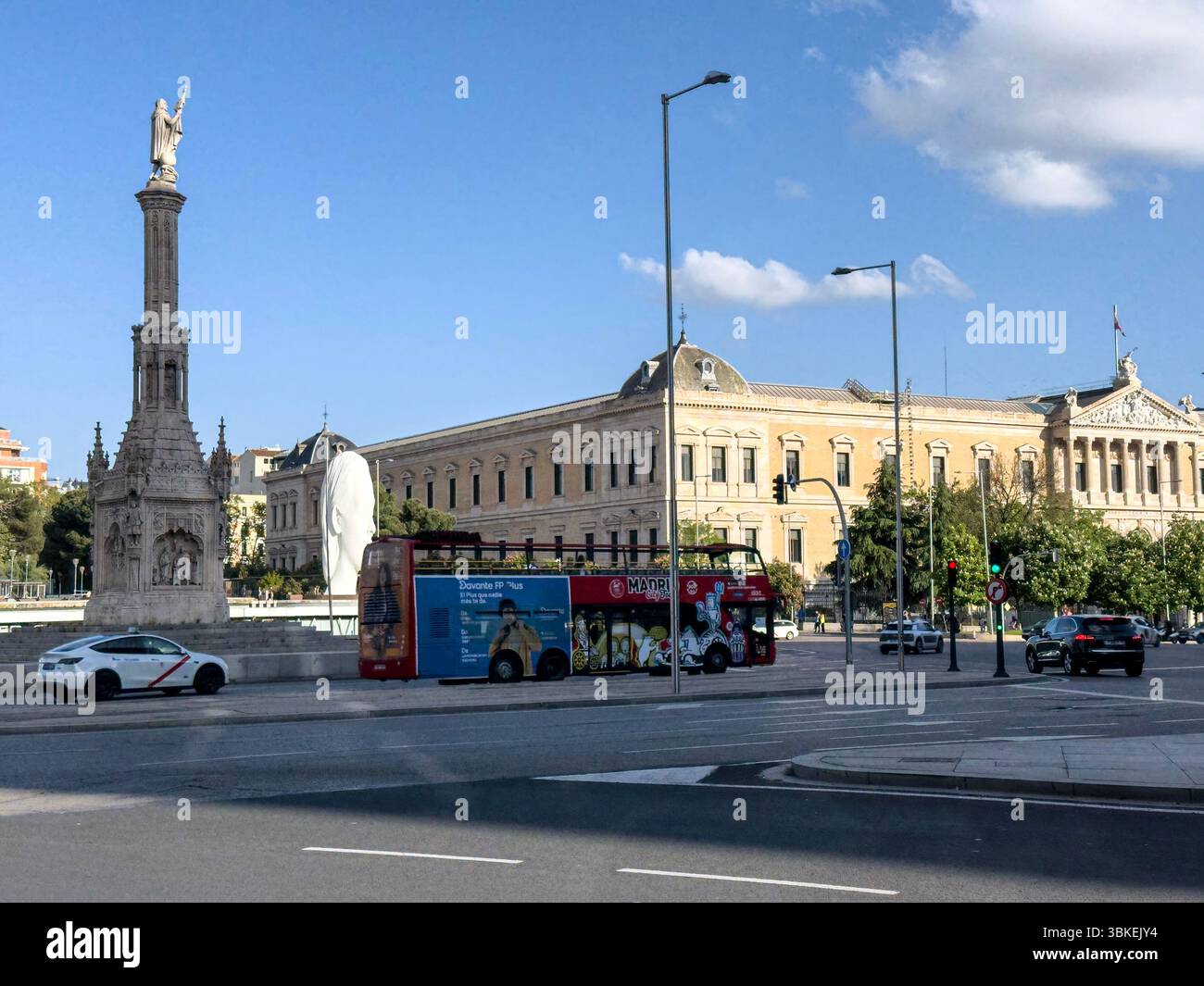 Plaza de Colón mit einem Madrid City Tour Doppeldeckerbus, Chamberi, Madrid, Spanien Stockfoto