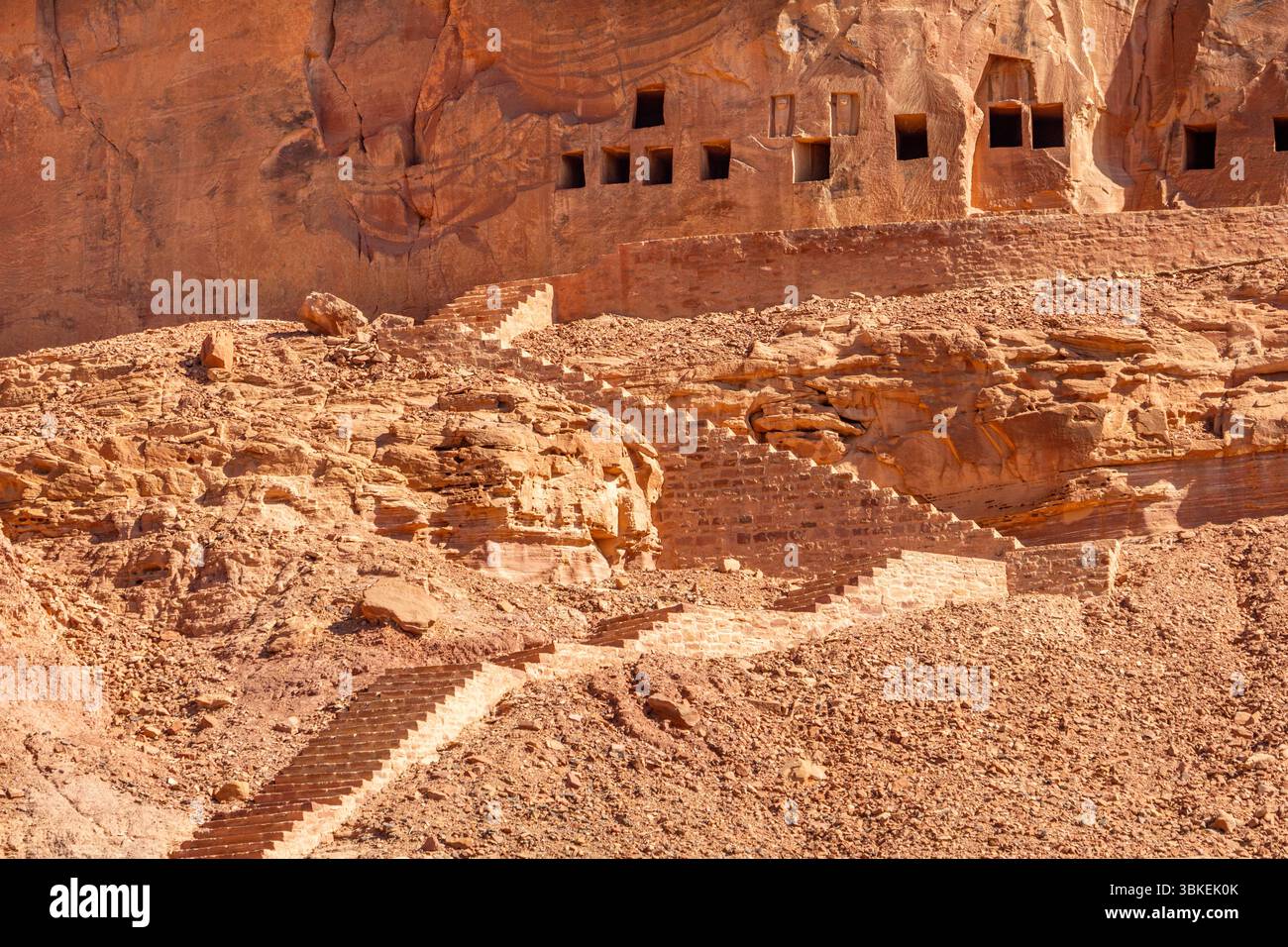Die erstaunlichen antiken Ruinen von Gräbern, die in den Felsen gehauen wurden, in Dadan archäologische Stätte, Erbe der historischen verlorenen Zivilisation, in Alula, Saudi-Arabien Stockfoto