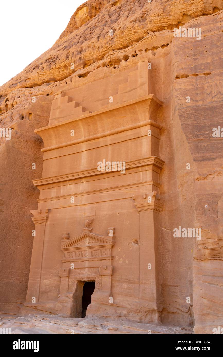 Jabal AlBanat, ein Sandsteinberg mit den antiken Ruinen der Gräber von Qasr Al-Bint in Hegra, Alula, archäologische Wunder in Saudi-Arabien Stockfoto