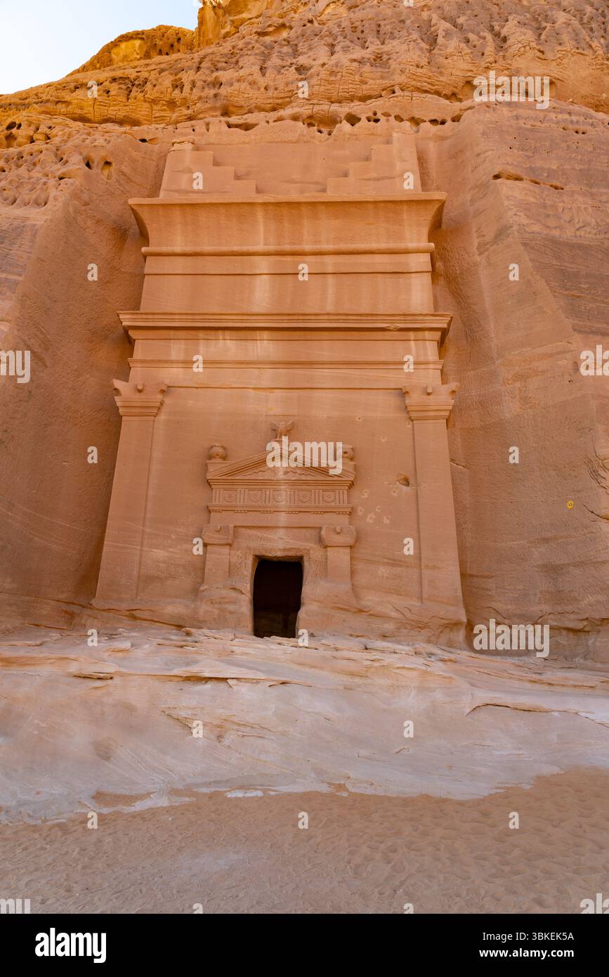 Jabal AlBanat, ein Sandsteinberg mit den antiken Ruinen der Gräber von Qasr Al-Bint in Hegra, Alula, archäologische Wunder in Saudi-Arabien Stockfoto